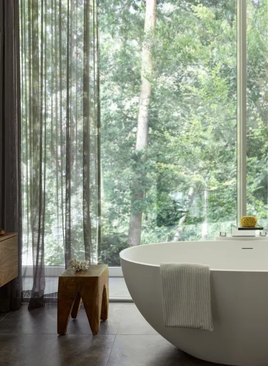 Large web MOTIONBLINDS curtain detail