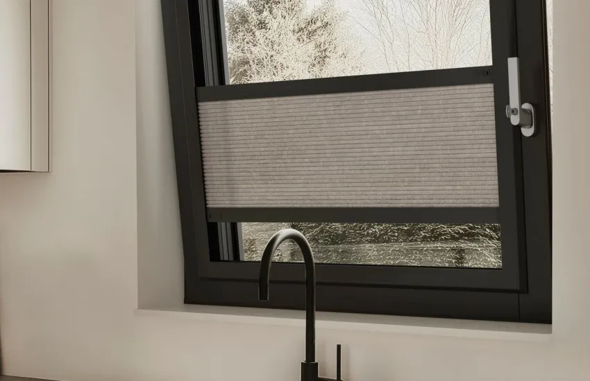 Large web SMF B20 SmartFrame Black KitchenClose WindowTilted P